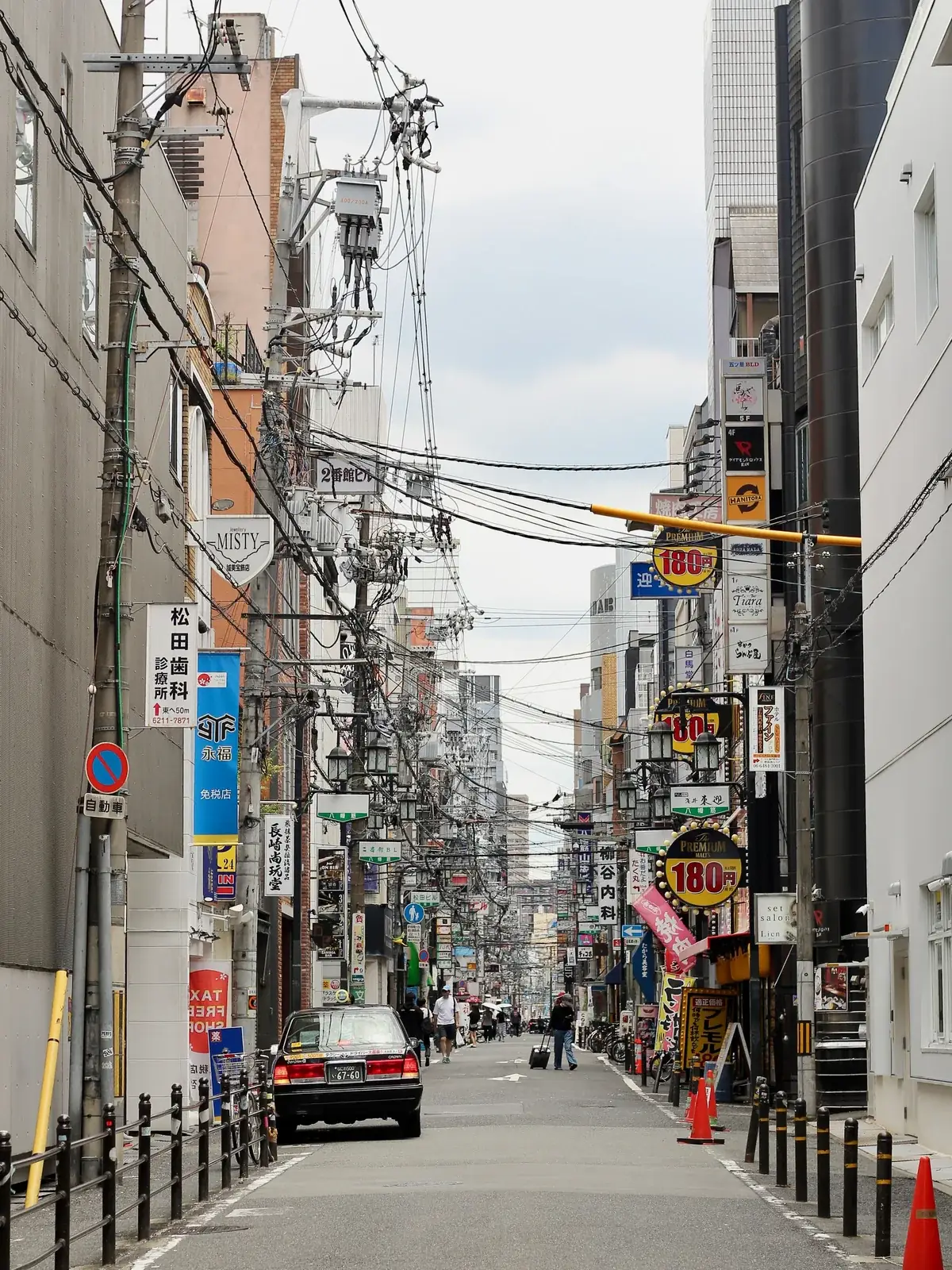 店の前の路地